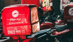 Pizza Hut - alkuperäisen ja ainoan oikean pannupizzan kehittäjä!